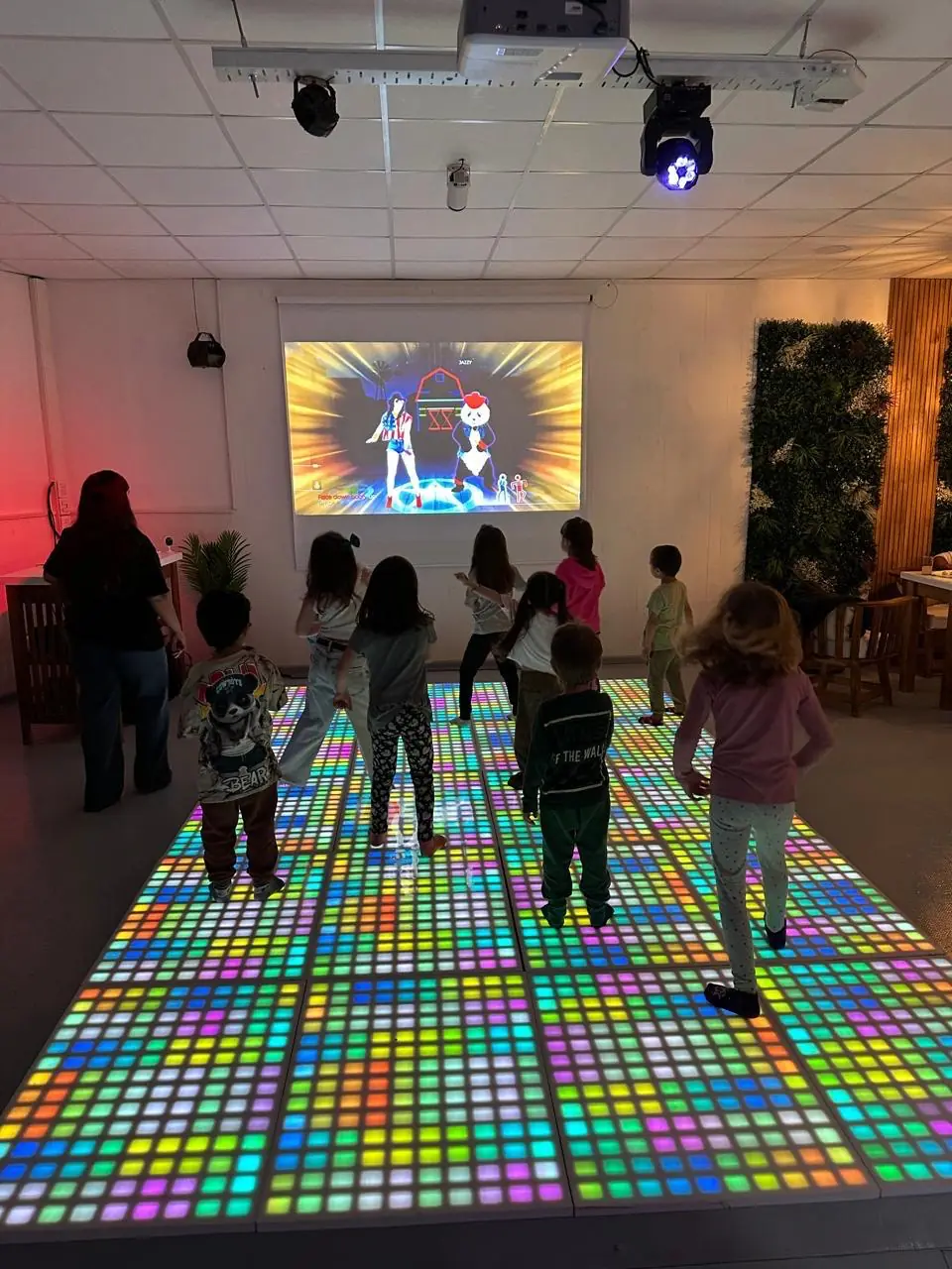 Pista LED con proyector en FLIKITI